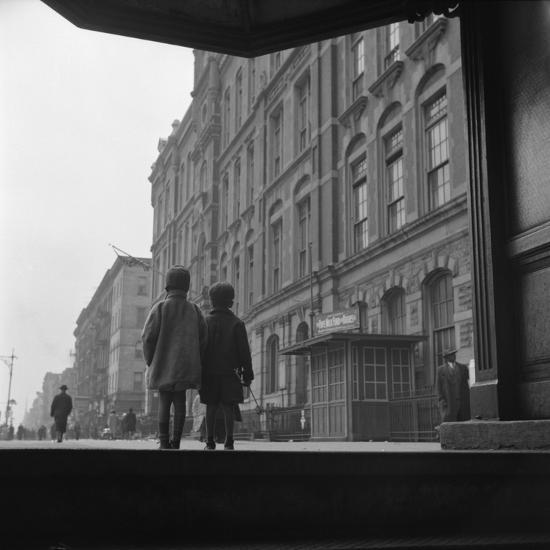 african-american-children-walking-together-in-harlem-1940-by-gordon-parks_u-l-pihyfn0